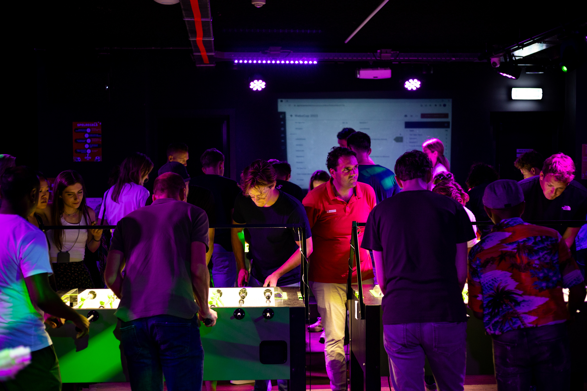 >
</figure>
<p>
        De avond trapte af met een inspeelronde, waarin de teams de kans kregen hun strategieën te verfijnen voordat ze de strijd aangingen. De spanning was voelbaar in de lucht terwijl de teams streden voor de titel. De concurrentie was van hoog niveau en alle deelnemers deden hun uiterste best om te winnen.
</p>
<figure class=